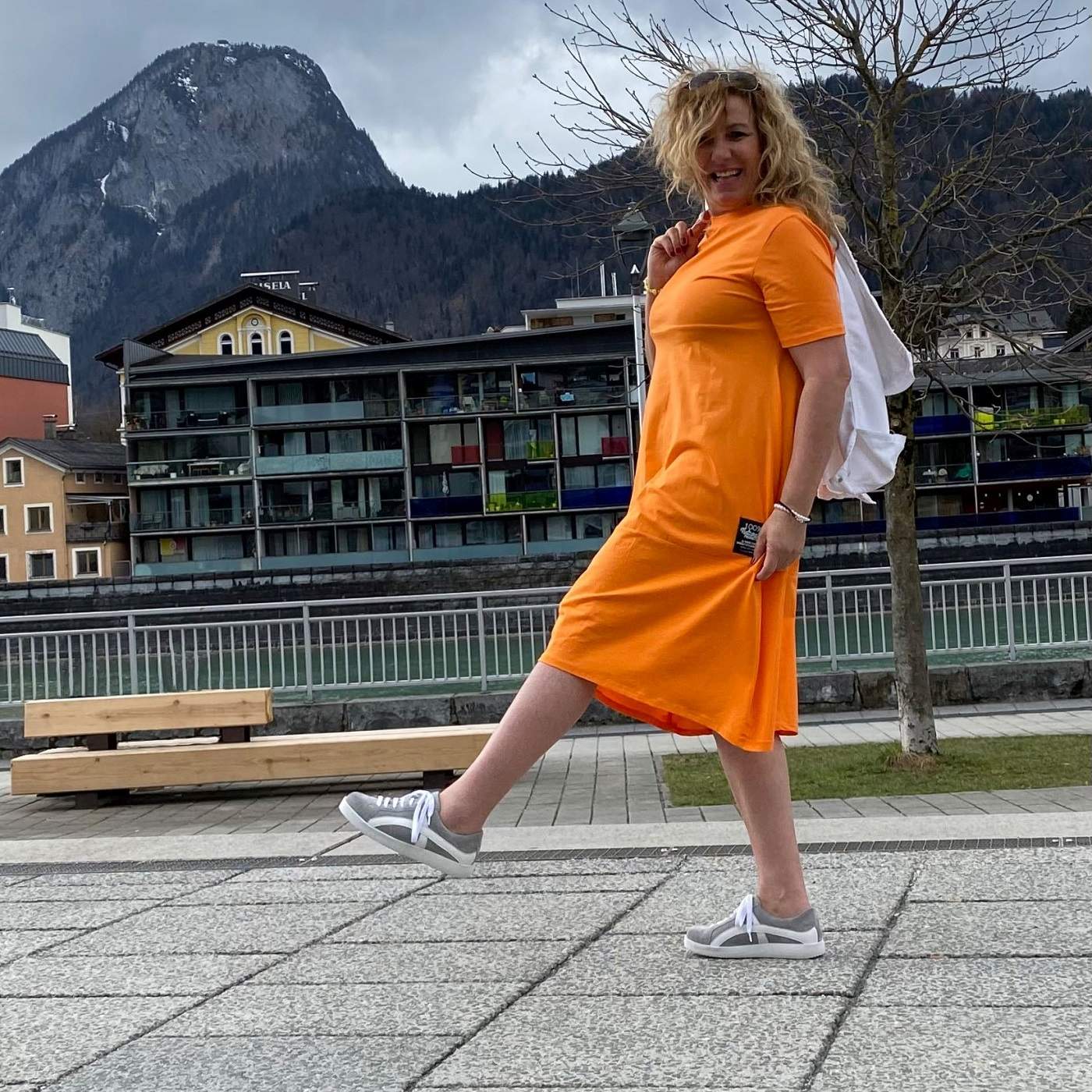 NORA Damen Sneaker – Velourleder, Weite H, Grau