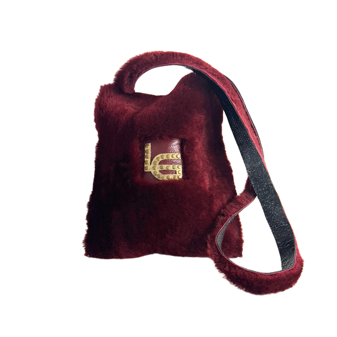 UMHÄNGETASCHE – Lammfell, Upcycling, Weinrot