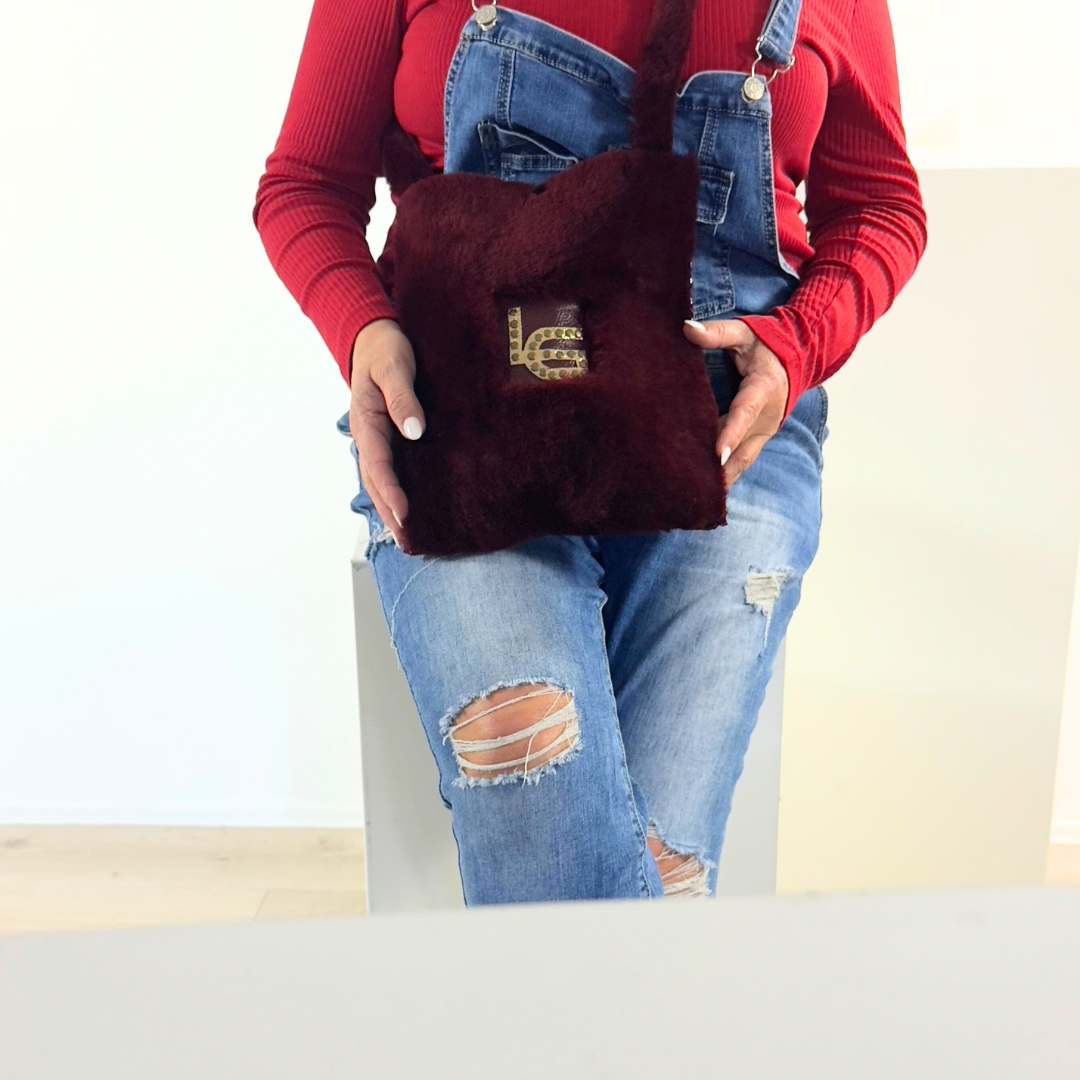 UMHÄNGETASCHE – Lammfell, Upcycling, Weinrot