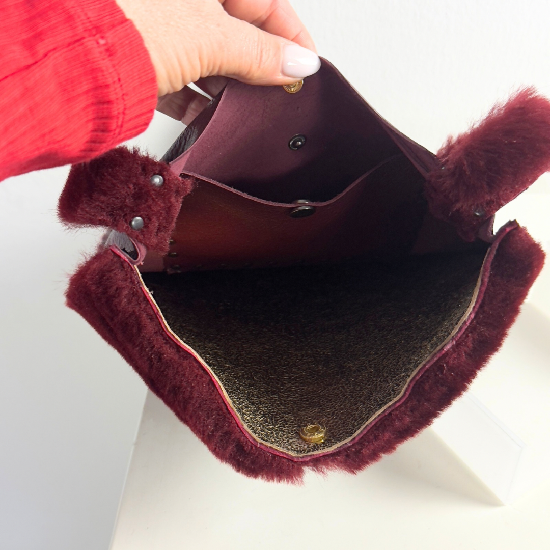 UMHÄNGETASCHE – Lammfell, Upcycling, Weinrot