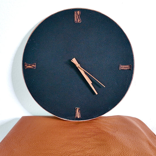 Wanduhr aus Hirschleder – handgemacht aus schwarzem & braunem Leder (Ø 17 cm)