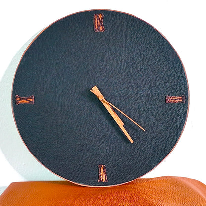 Wanduhr aus Hirschleder – handgemacht aus schwarzem & braunem Leder (Ø 17 cm)
