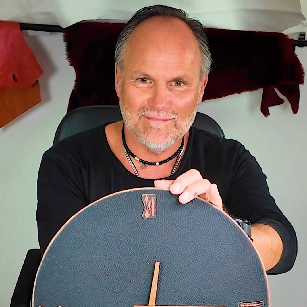 Wanduhr aus Hirschleder – handgemacht aus schwarzem & braunem Leder (Ø 17 cm)
