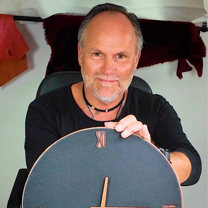 Wanduhr aus Hirschleder – handgemacht aus schwarzem & braunem Leder (Ø 17 cm)