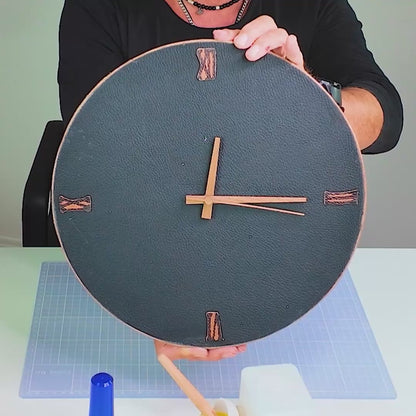 Wanduhr aus Hirschleder – handgemacht aus schwarzem & braunem Leder (Ø 17 cm)